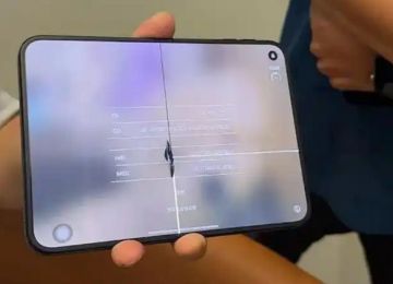 首批iPhone Duo用户很烧心：App没适配内屏开裂等 图 1